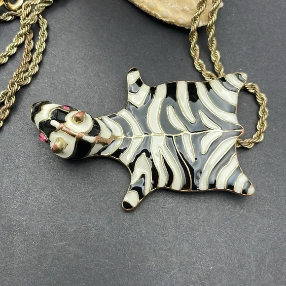 Kenneth Lane Zebra brooch vintage B17 🔥 - Picture 3 of 10
